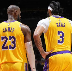 Los Lakers se estrenan como visitantes en Toronto, 131-125