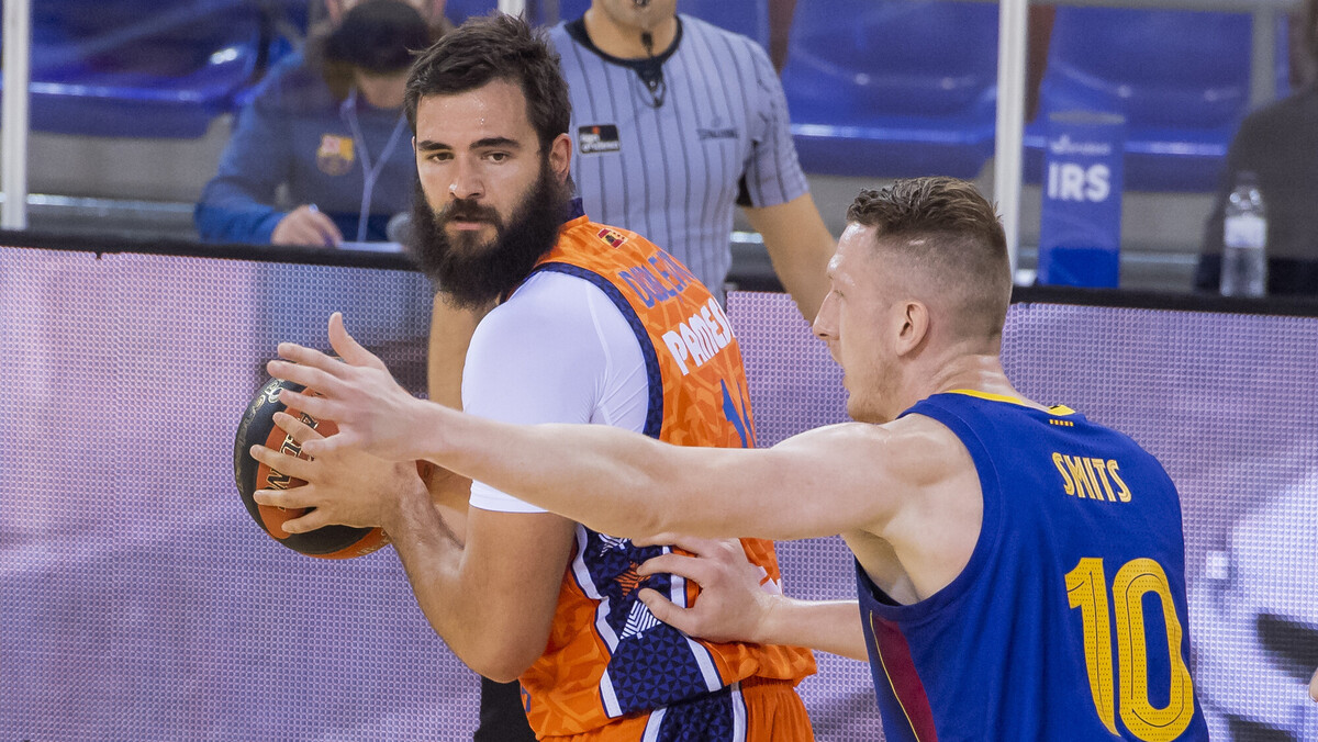 El Barcelona, siempre a remolque del Valencia Basket (90-100)