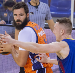 El Barcelona, siempre a remolque del Valencia Basket (90-100)