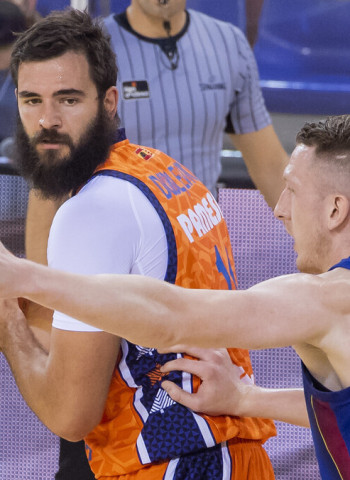 El Barcelona, siempre a remolque del Valencia Basket (90-100)