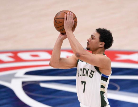 Bryan Forbes vuelve a los San Antonio Spurs