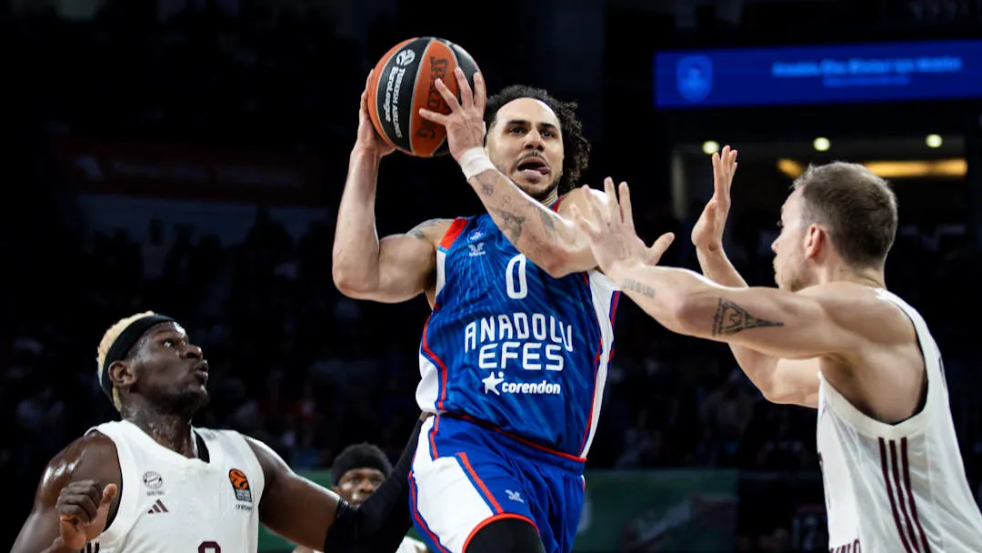 El sobresaliente Larkin lidera al Efes a vencer al Bayern, 109-86