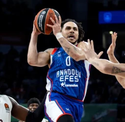 El sobresaliente Larkin lidera al Efes a vencer al Bayern, 109-86