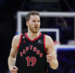 Jakob Poeltl seguirá en los Toronto Raptors