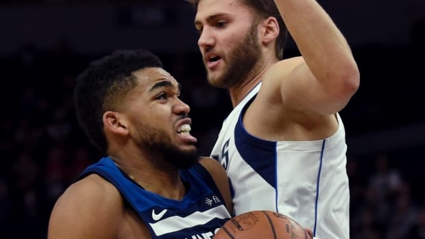 Karl-Anthony Towns se exhibe y los Timberwolves ganan (92-97)