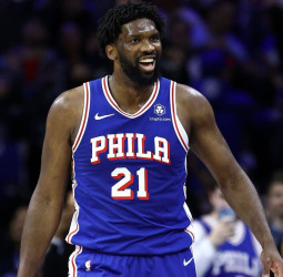 Joel Embiid extiende su contrato con los Sixers