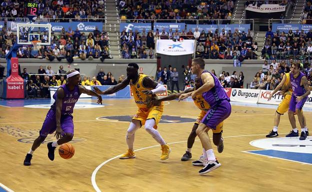 Victoria de San Pablo Burgos ante el AEK que le acerca a la clasificación (93-76)