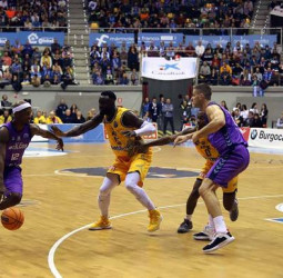 Victoria de San Pablo Burgos ante el AEK que le acerca a la clasificación (93-76)