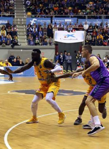 Victoria de San Pablo Burgos ante el AEK que le acerca a la clasificación (93-76)