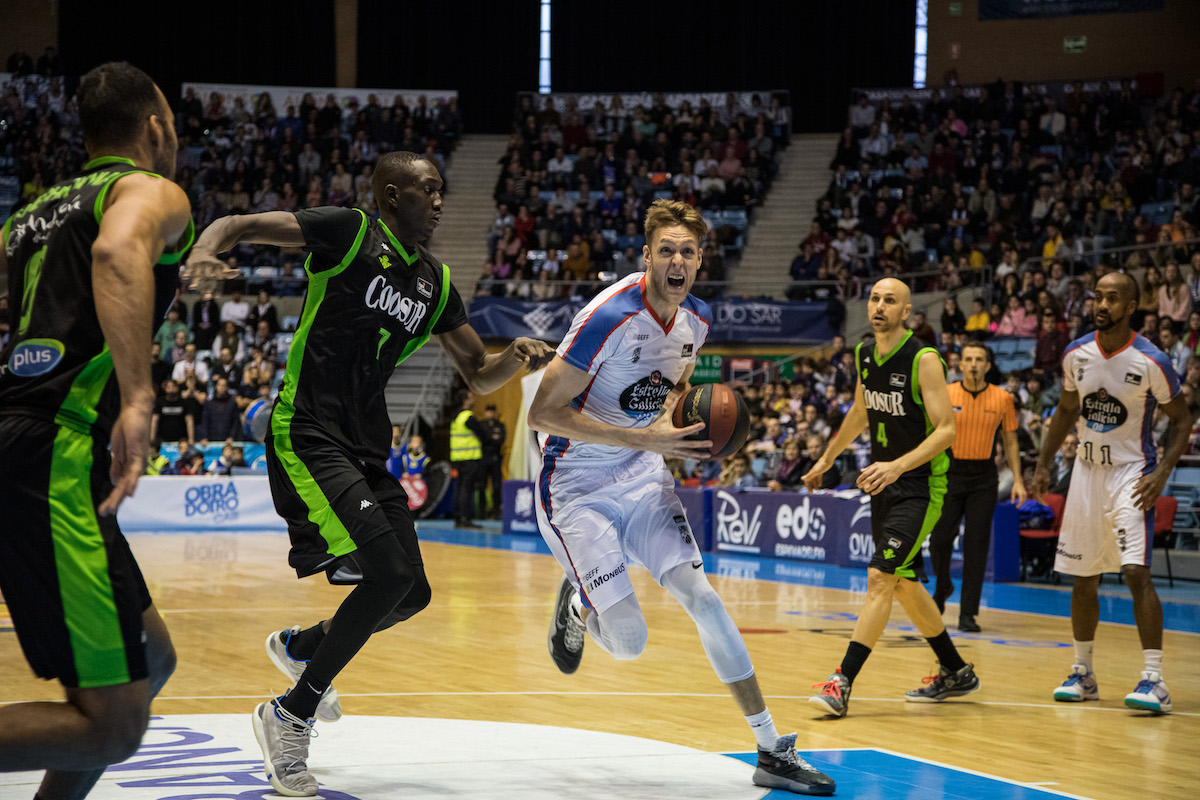 El jugador del Monbus Obradoiro, Nick Spires, sufre un fuerte esguince de tobillo y será baja para el partido ante el Kirolbet Baskonia