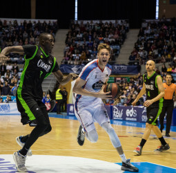 El jugador del Monbus Obradoiro, Nick Spires, sufre un fuerte esguince de tobillo y será baja para el partido ante el Kirolbet Baskonia