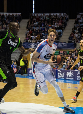 El jugador del Monbus Obradoiro, Nick Spires, sufre un fuerte esguince de tobillo y será baja para el partido ante el Kirolbet Baskonia