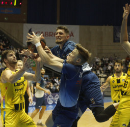 La moneda salió cruz para el Monbus Obradoiro (81-84)