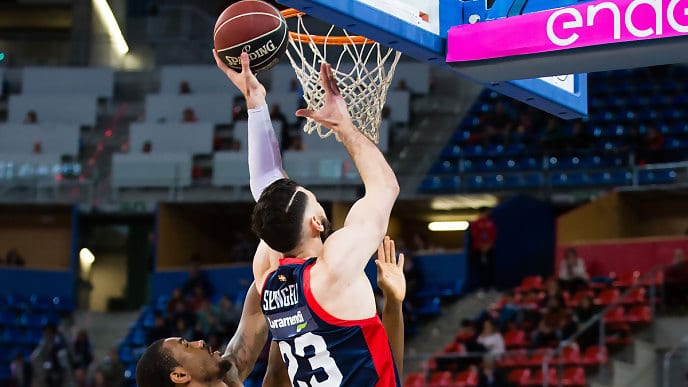 KIROLBET Baskonia sufre para derrotar al UCAM Murcia (87-85)