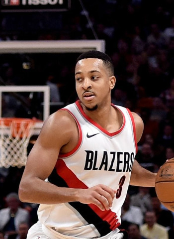 Los Spurs ganan a los Knicks y McCollum marca la diferencia