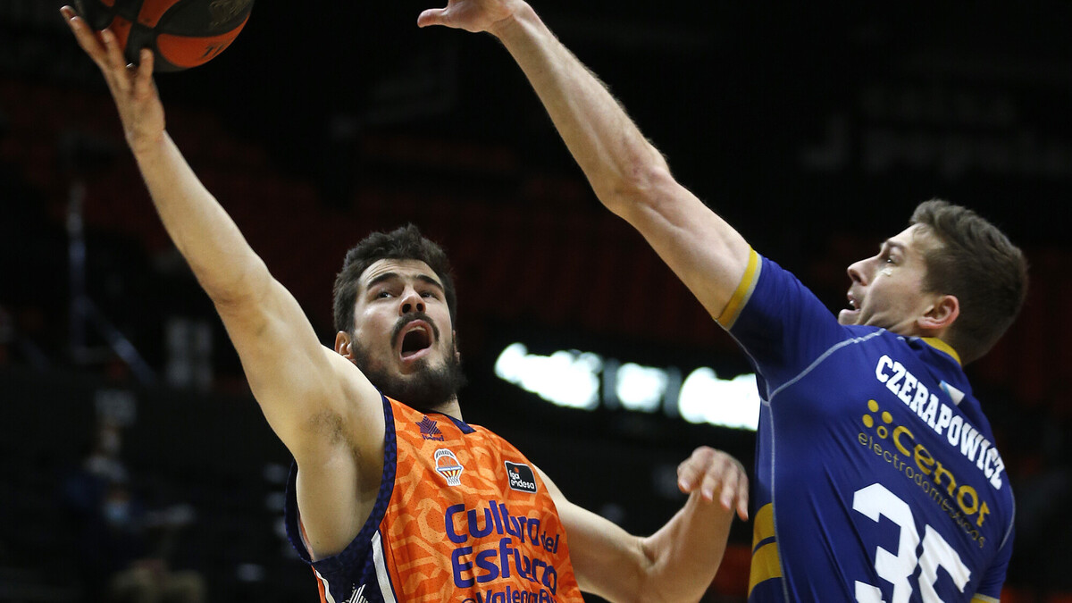 Eficacia en la pintura del Valencia Basket para imponerse al Monbus Obradoiro (97-82)
