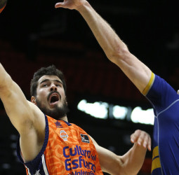 Eficacia en la pintura del Valencia Basket para imponerse al Monbus Obradoiro (97-82)