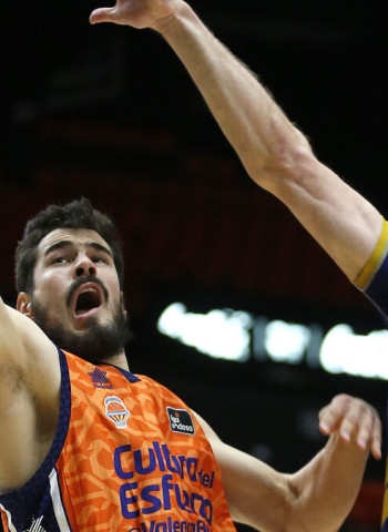 Eficacia en la pintura del Valencia Basket para imponerse al Monbus Obradoiro (97-82)