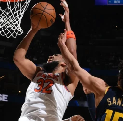 Curry celebra su cumpleaños con una nueva victoria, 94-97