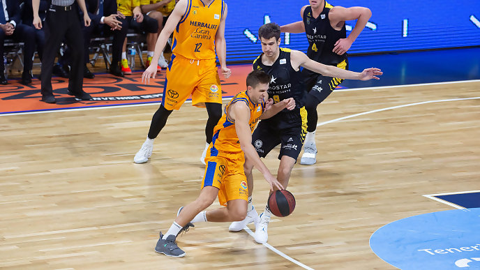 El acierto desde el 4,60 clave para que Herbalife Gran Canaria se llevara el derbi canario (86-90)