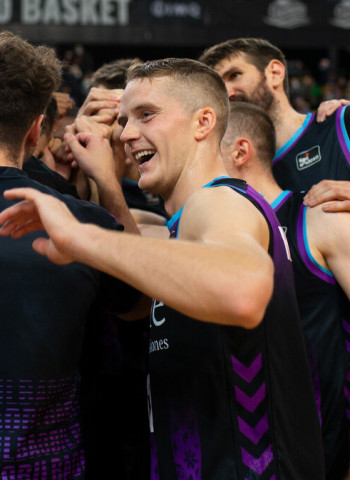 Hakanson, Delgado y Bigote lideran la vital remontada bilbaína (80-76)
