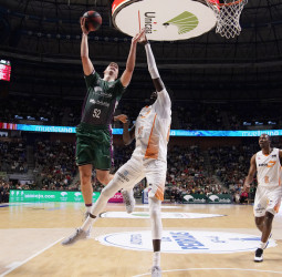 Carácter del Unicaja para ganar a Kirolbet Baskonia (82-72)