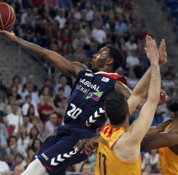 Bourousis agranda su leyenda y el Baskonia fuerza el cuarto (89-83)