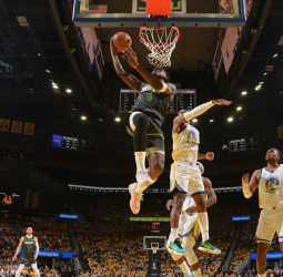 Edwards y Randle eclipsan a unos Warriors sin Curry, 102-97 [2-1]