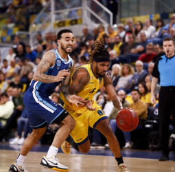 Tropiezo del Dreamland Gran Canaria en casa (73-83)