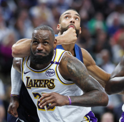 El cansancio deja a los Lakers al borde de la eliminación, 113-116 [1-3]