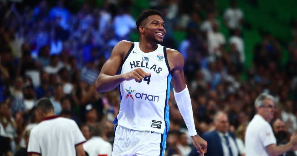 Giannis Antetokounmpo arrasa en su debut veraniego y Grecia vence a Letonia
