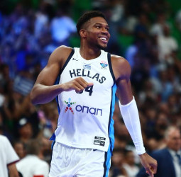 Giannis Antetokounmpo arrasa en su debut veraniego y Grecia vence a Letonia