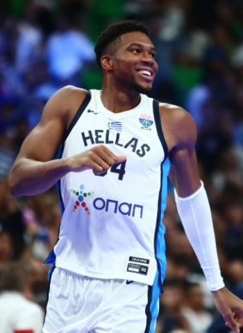 Giannis Antetokounmpo arrasa en su debut veraniego y Grecia vence a Letonia