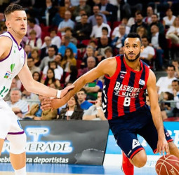 El Unicaja asalta el Buesa Arena (75-79)