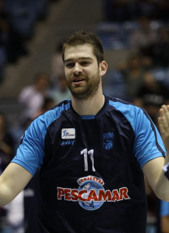 Nemanja Radovic y Pescamar: 29 kilos de conservas para el Banco de Alimentos de Pontevedra