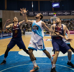 El Barcelona sale vivo del Sar (73-76)