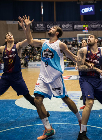 El Barcelona sale vivo del Sar (73-76)