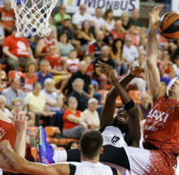 El BAXI Manresa se presenta ante su afición con victoria (86-80)