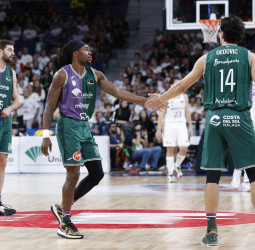 Un épico Unicaja remonta 21 puntos y corta la racha madridista (93-99)