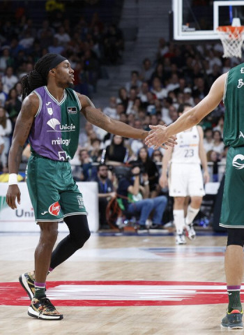 Un épico Unicaja remonta 21 puntos y corta la racha madridista (93-99)
