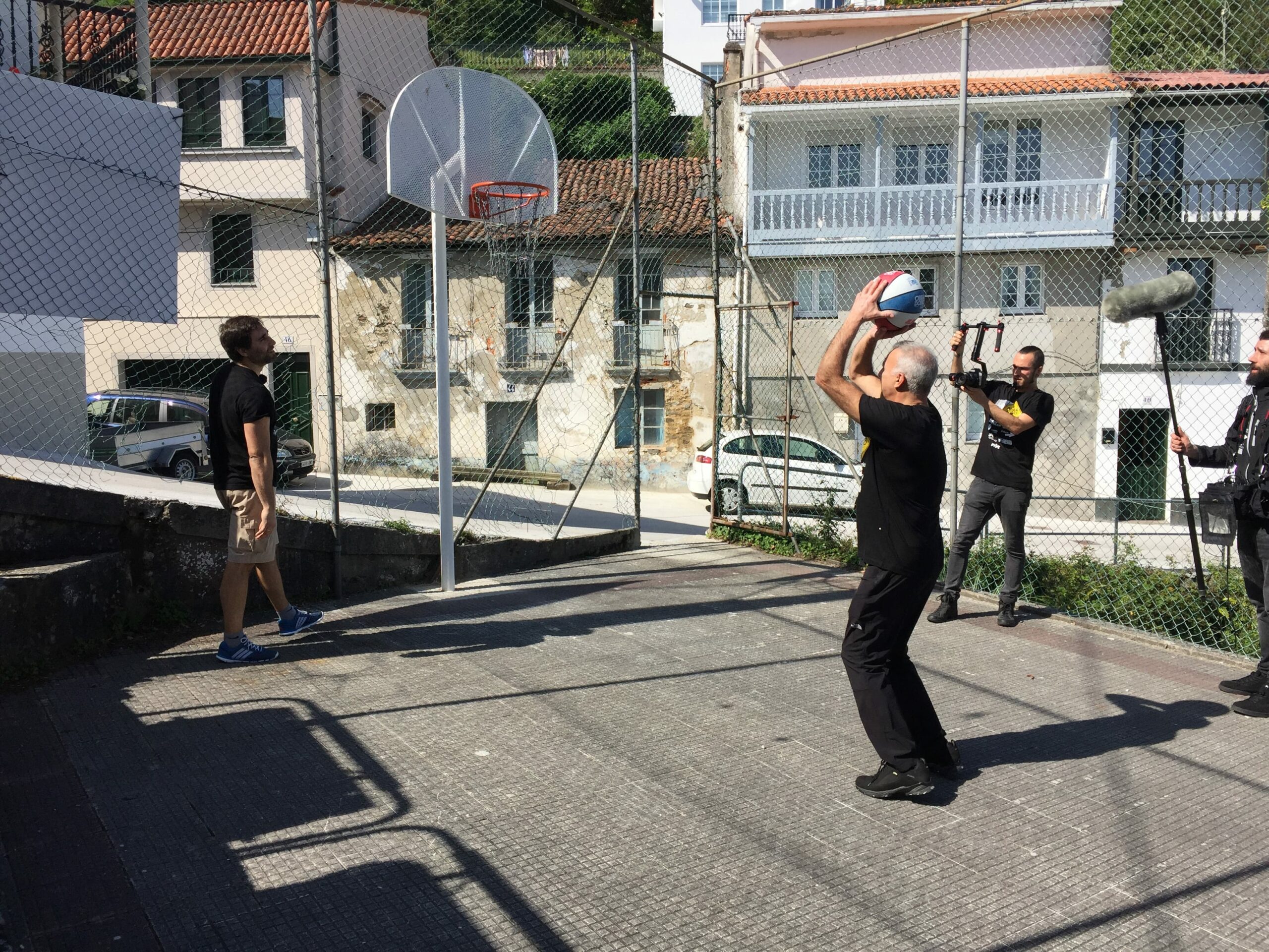 Nikos Galis deja atrás Pontedeume para llegar a Betanzos y completar la segunda etapa