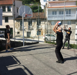 Nikos Galis deja atrás Pontedeume para llegar a Betanzos y completar la segunda etapa