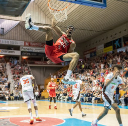 Un Taylor de dibujos animados anestesia al Coviran Granada (88-73)