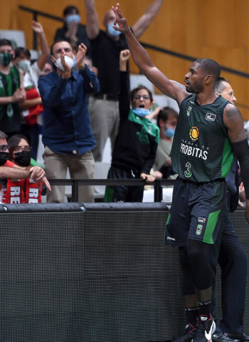 Recital del Joventut ante el BAXI Manresa (105-61)