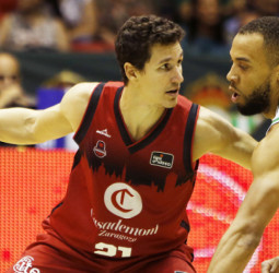 Casademont Zaragoza remonta con un triple de San Miguel para ganar en Sevilla (69-71)