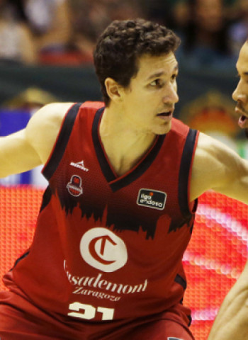Casademont Zaragoza remonta con un triple de San Miguel para ganar en Sevilla (69-71)