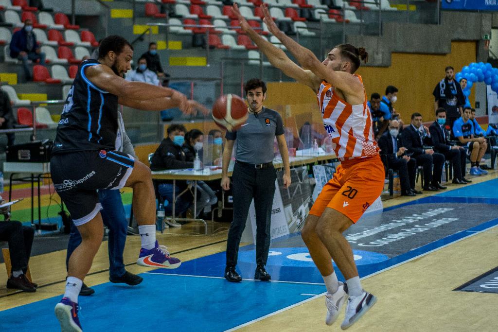 Leche Río Breogán se asoma al liderato tras derrotar al Leyma Coruña (60-68)