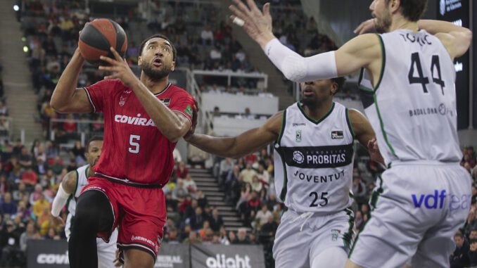 El Coviran Granada sabe sufrir para darse una alegría ante la Penya (89-86)