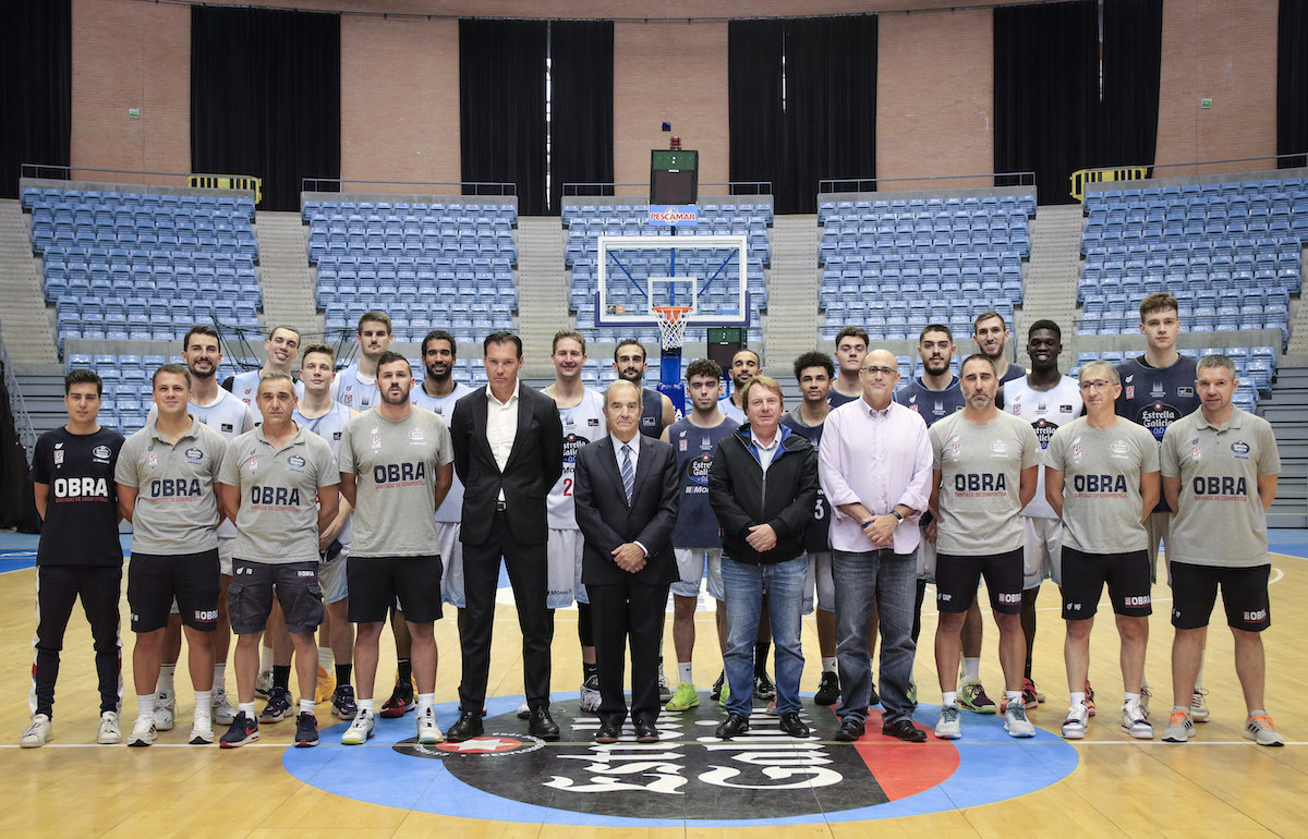 El Monbus Obradoiro recibe la bienvenida por parte del Consejo de Administración