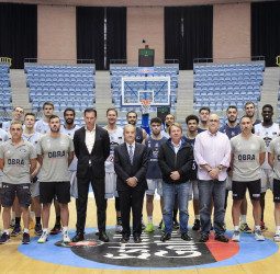 El Monbus Obradoiro recibe la bienvenida por parte del Consejo de Administración